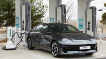 Hyundai-Laderoboter ACR lädt die Batterie eines Hyundai Ioniq 6 auf