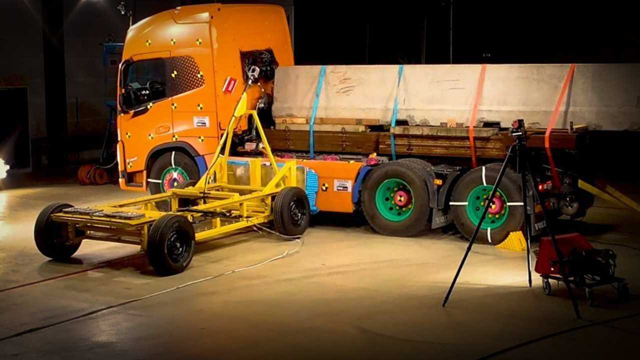 VOLVO TRUCKS ELECTRIC CRASHES (3)