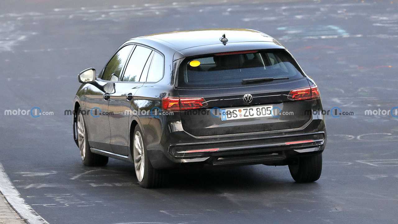 Nuova Volkswagen Passat Variant PHEV, le foto spia al Nurburgring
