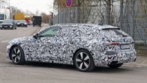 Foto spia con vista laterale Audi A4 Avant 2024