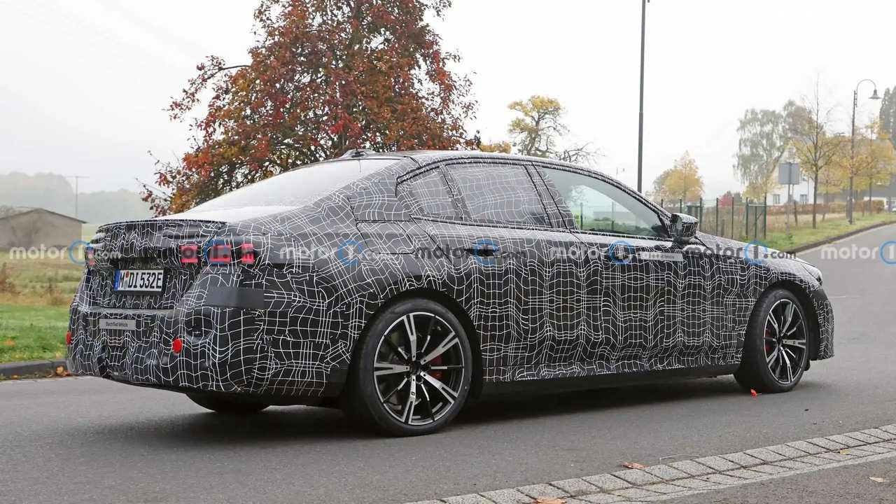 BMW i5 M60 mit weniger Tarnung auf dem Nürburgring erwischt