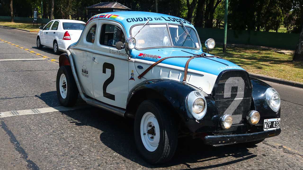 Coupé Ford TC de 1940, durante a la vuelta al Hipódromo de San Isidro.