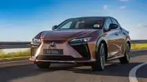 Lexus RZ 500e 2026 em movimento