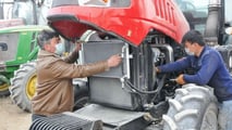 Cause di surriscaldamento del trattore dopo la pulizia del radiatore e controlli su raffreddamento, filtri, ventilazione e manutenzione per prevenire danni al motore