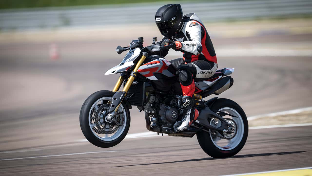 MY26_HYPERMOTARD_V2SP_STATICS_ON_LOCATION_10