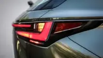 Traseira, lanternas e LED e emblema do Lexus NX 450h+ 2026