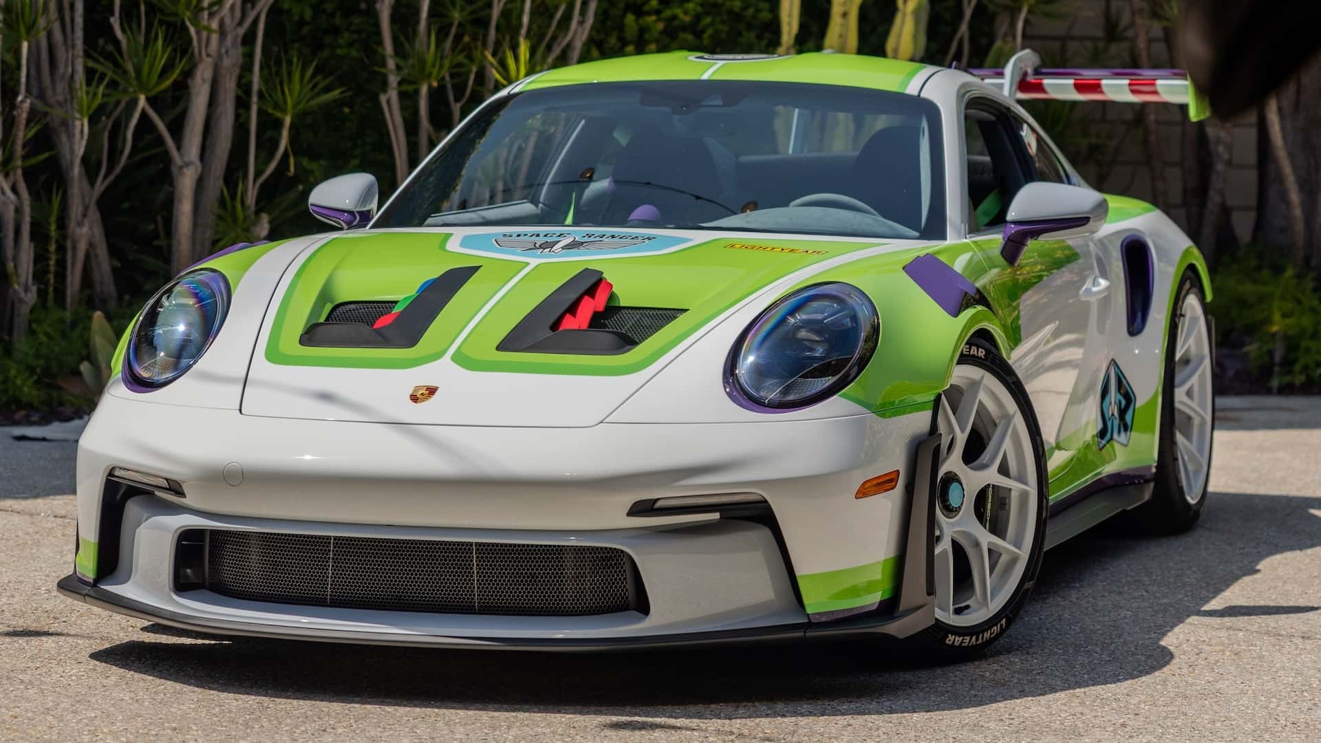 https://cdn.motor1.com/images/mgl/1ZwO17/s1/porsche-and-pixar-toy-story-collaboration.jpg
