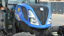 Né le pendenze né gli attrezzi combinati fermano il New Holland T4.110F SuperSteer: potenza, idraulica generosa e BlueCab 4 per i trattamenti
