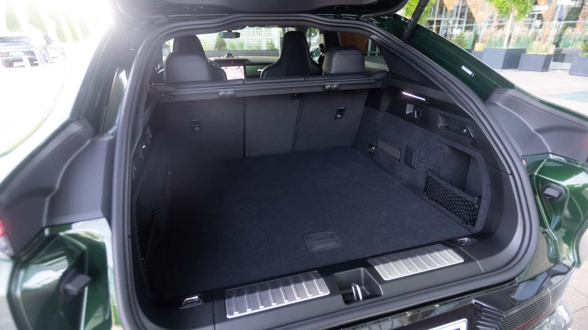 https://cdn.motor1.com/images/mgl/1Zwg3M/s1/2026-porsche-cayenne-s-coupe-electric.jpg