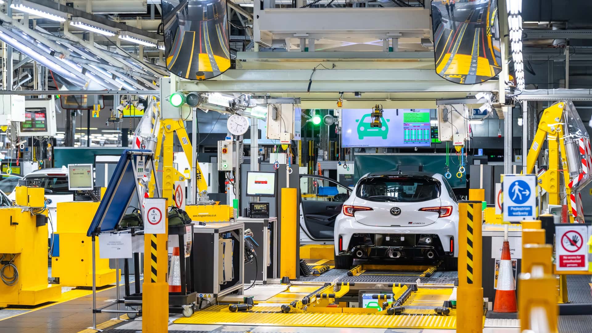 https://cdn.motor1.com/images/mgl/1Zwoq7/s1/toyota-gr-corolla-uk-plant-tour.jpg