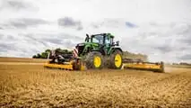 Nuovi trattori John Deere 8R, 8RT e 8RX: comfort evoluto, più efficienza e tecnologie smart per aziende agricole. in crescita