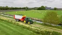 Nuovi trattori John Deere 8R, 8RT e 8RX: comfort evoluto, più efficienza e tecnologie smart per aziende agricole. in crescita