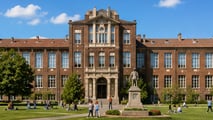 Dalle tecnologie di precisione al carbon farming: le summer school in agricoltura delle università italiane nell'estate 2026. Guida completa.
(141 — versione a 130:)
Summer school in agricoltura 2026: guida alle migliori proposte degli atenei italiani tra precisione, sostenibilità e agrifood