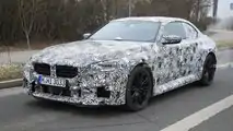 Foto spia BMW M2 Coupe 2023 con meno mimetizzazione