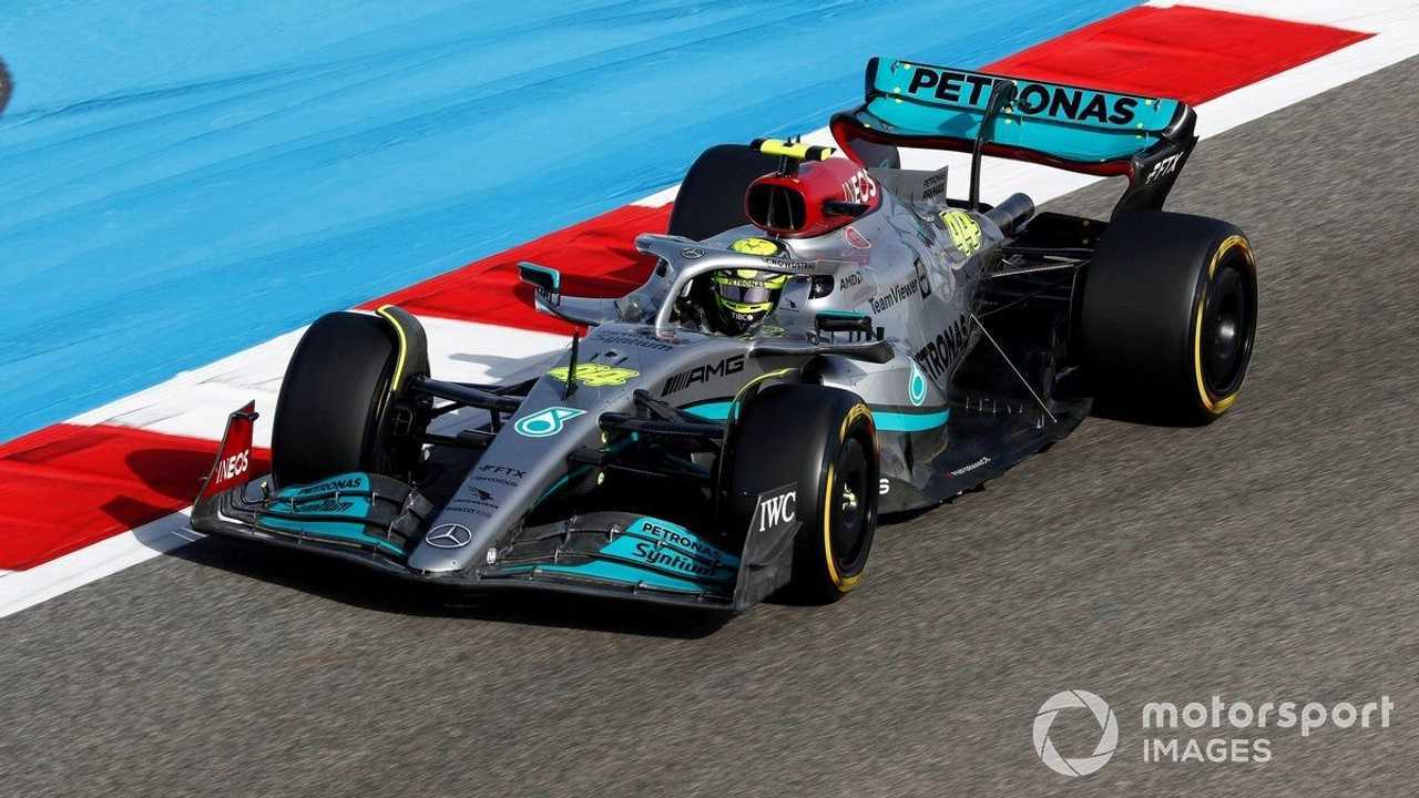 Lewis Hamilton, sobre en Mercedes W13 en Baréin