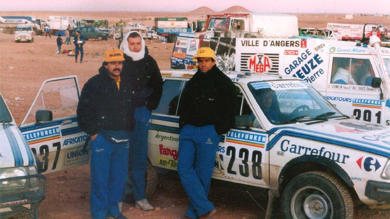Amanecer en Ghardaia esperando el comienzo de la etapa cronometrada. En la foto Safar, Buteler, Virgili.
