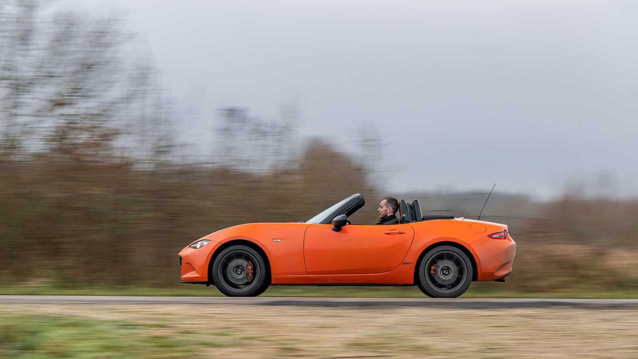 Porsche 911 Carrera GTS vs Mazda MX-5