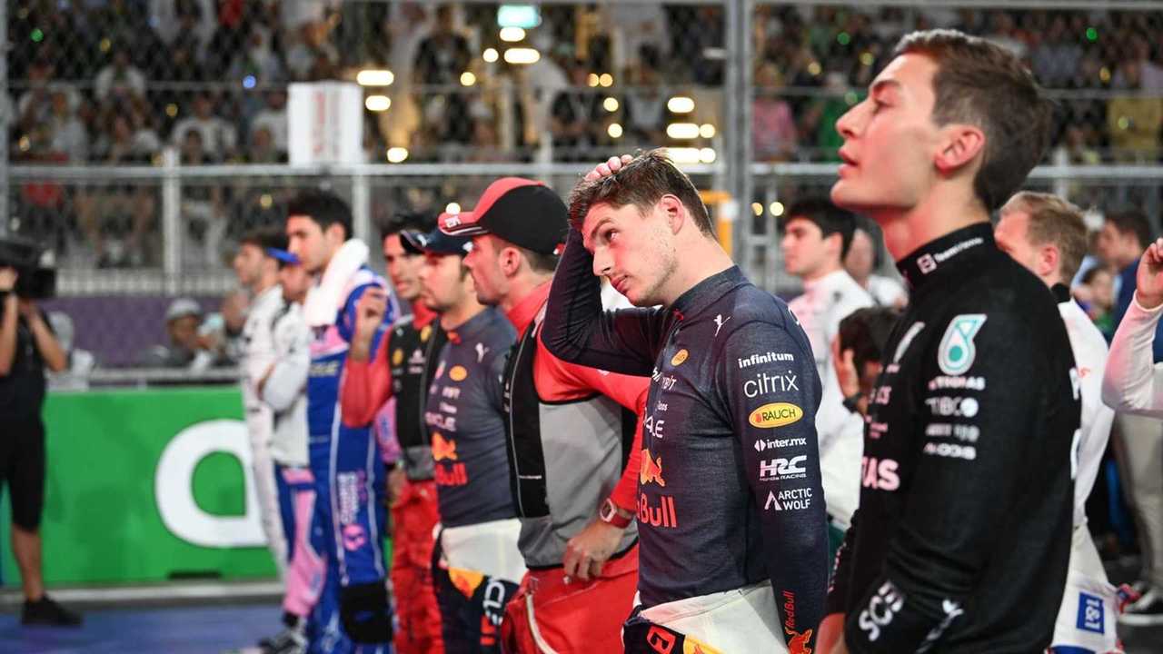 george-russell-mercedes-George Russell, Mercedes-AMG, Max Verstappen, Red Bull Racing, Charles Leclerc, Ferrari, the other drivers on the grid prior to the startamg-ma-1