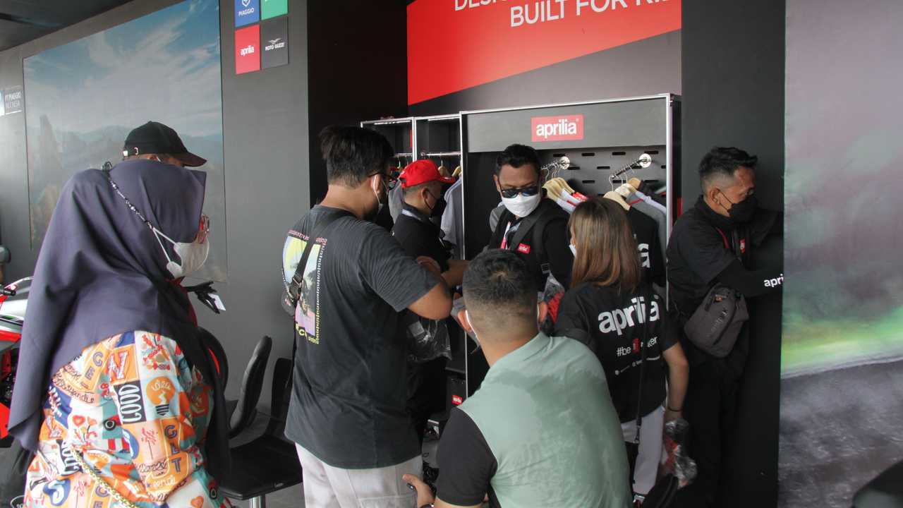 Toko Merchandise Aprilia di MandalikaGP dijejali pengunjung.