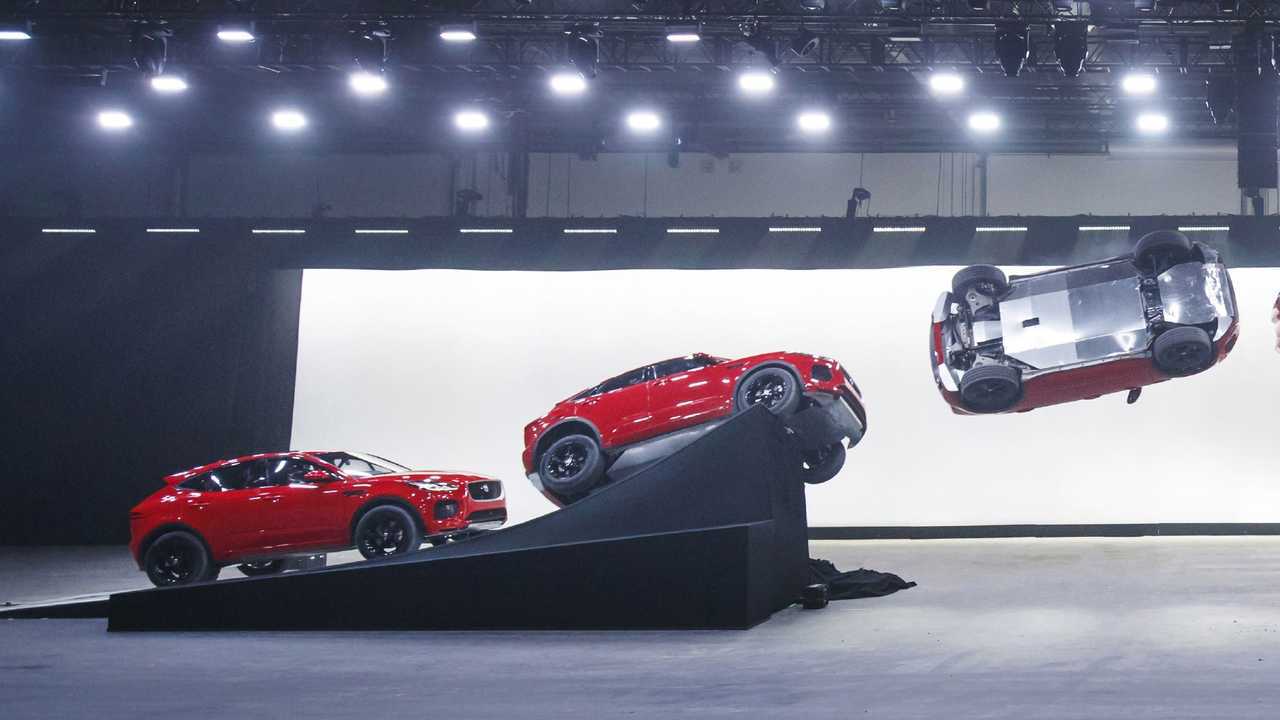 La Jaguar E-Pace impegnata nel salto in lungo avvitato