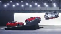 La Jaguar E-Pace impegnata nel salto in lungo avvitato