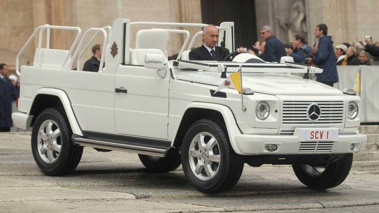 Primer paseo en Papamóvil: Francisco eligió un Mercedes clásico