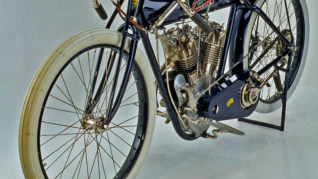 <strong>The Cyclone’s 45-degree ohv 1000cc V-twin was rated at 40 horsepower. The factory hot rods had roller-bearing cranks and rods, with valves and magneto both driven by bevel-drive shafts. Weight 260 lbs, price $350. Most recent auction price, $556,400.</strong>