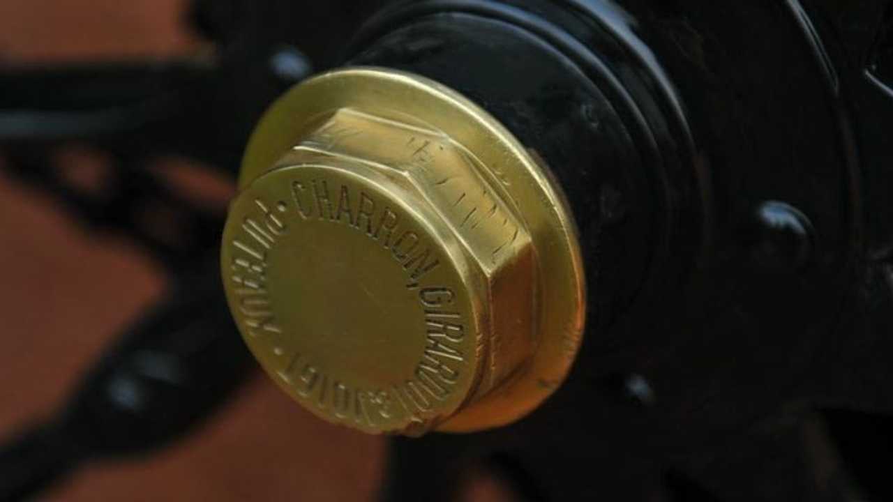Cubo de roda com o nome do fabricante