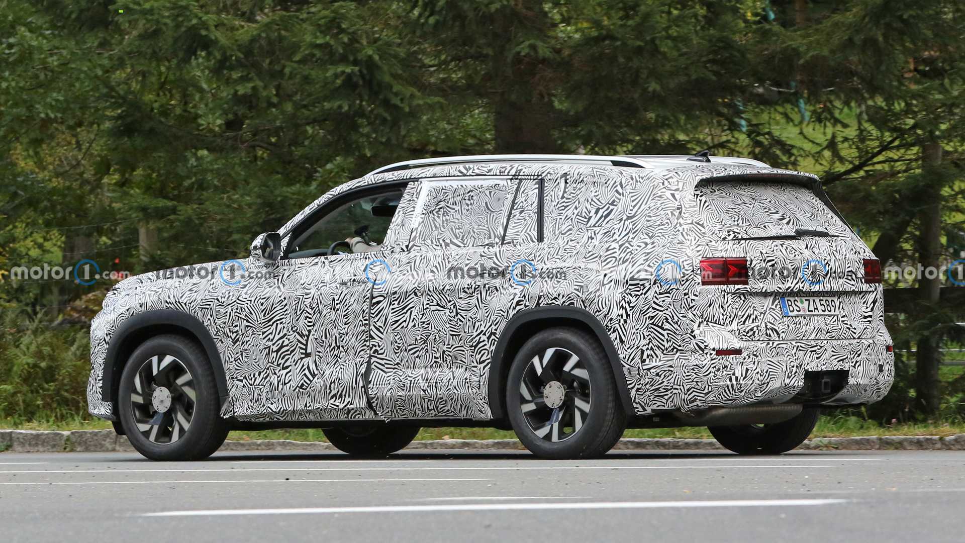 audi-q9-spy-shots-on-road-back-corner.jpg