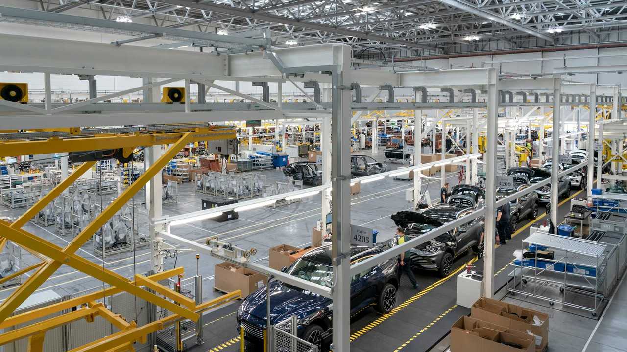 Aston Martin DBX üretimi başladı