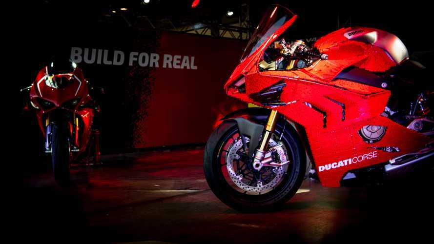 Ducati Panigale V4 R: Lego ne ha costruita una di mattoni in scala 1:1