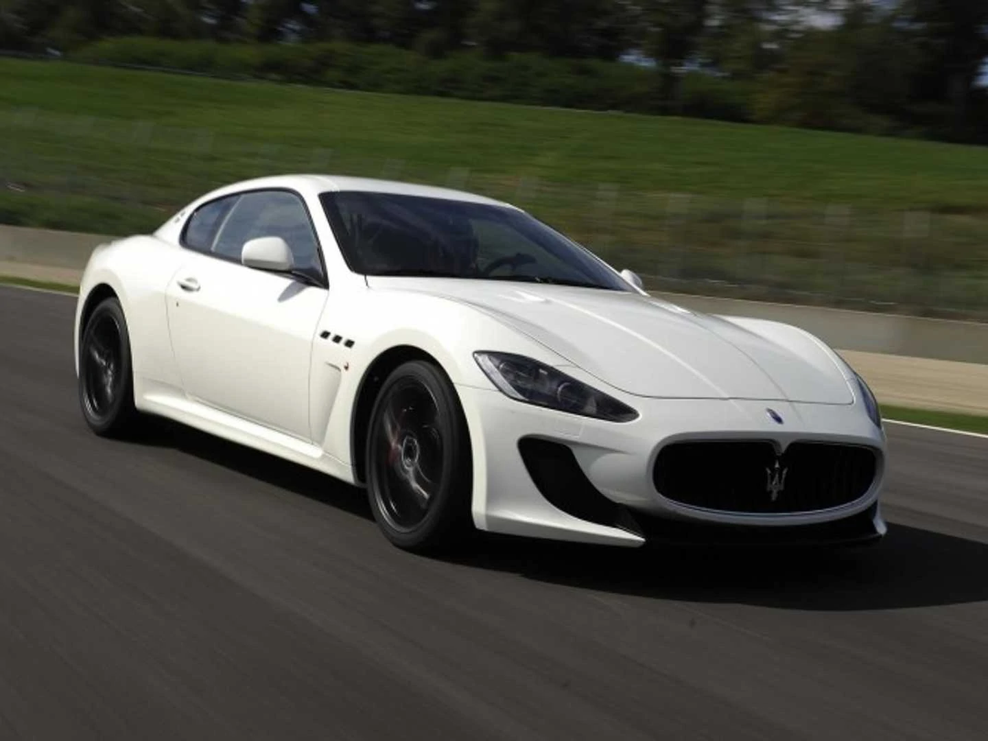 Maserati GranTurismo MC Stradale chega oficialmente por R$ 920.000