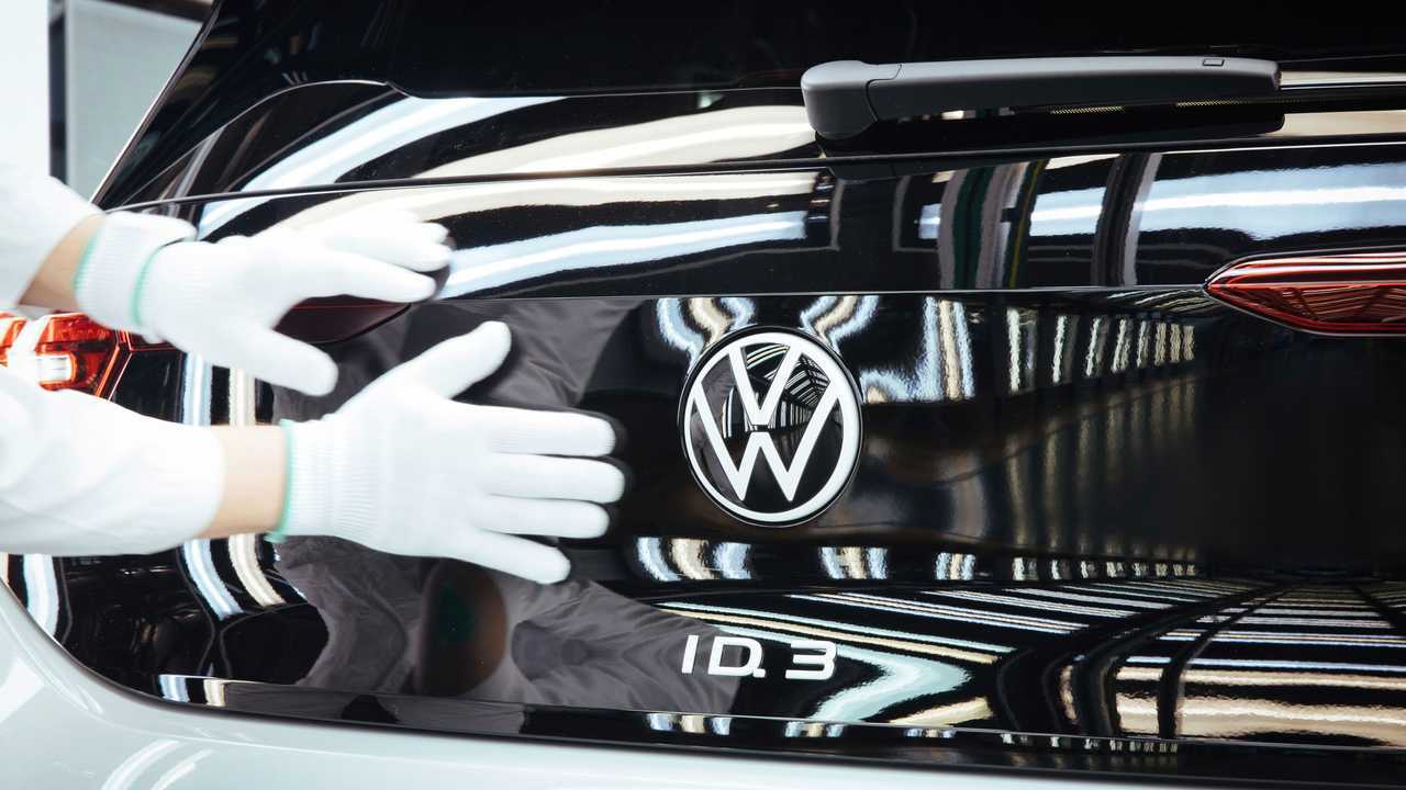 Il logo Volkswagen applicato sul portellone di una ID.3
