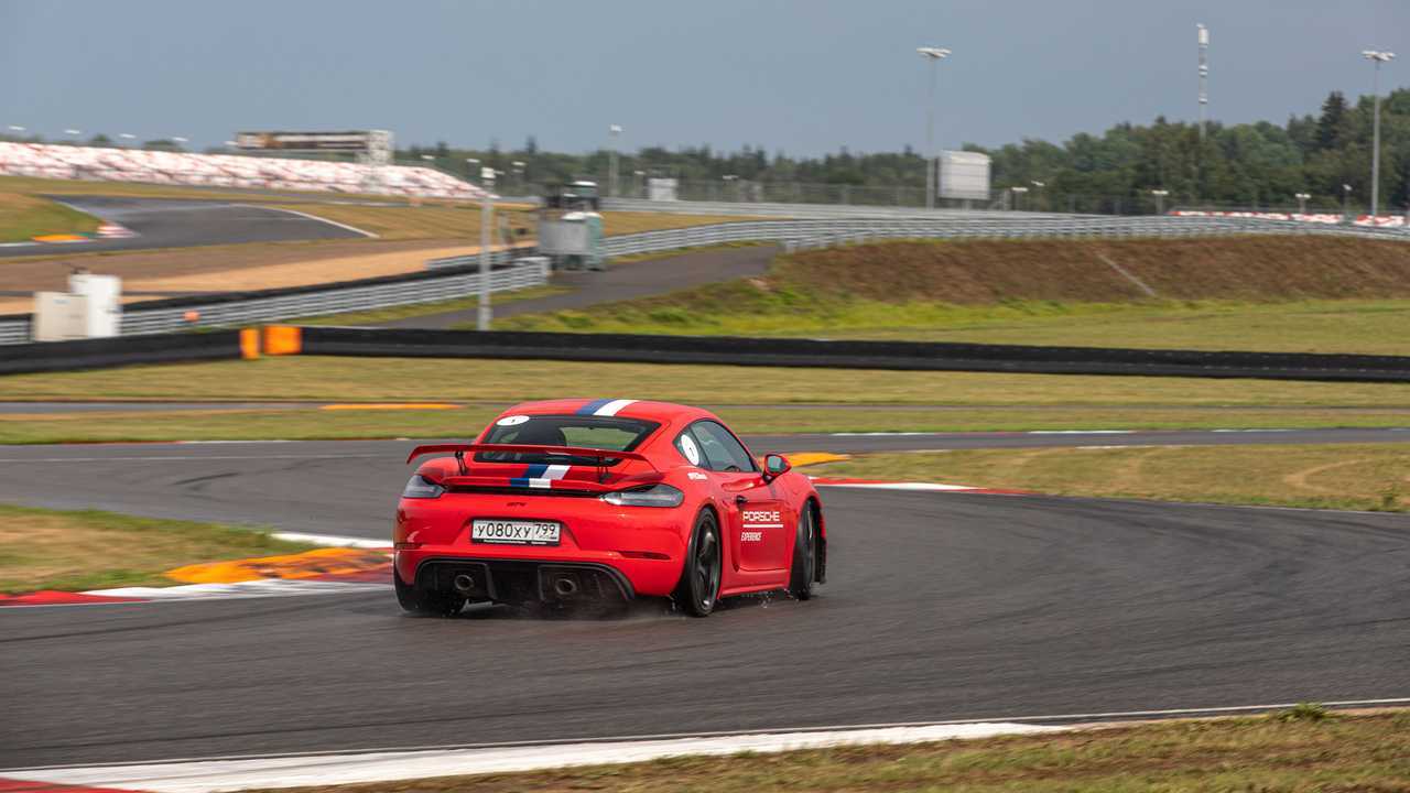 Porsche 718 Cayman GT4 в связке поворотов