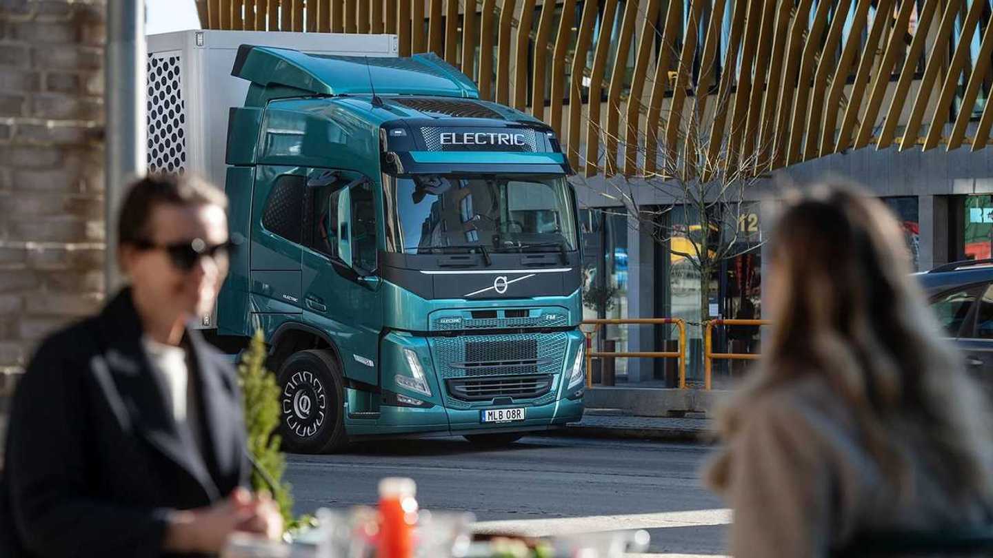 Volvo Trucks Scores Record Order For 100 Volvo FM Electric