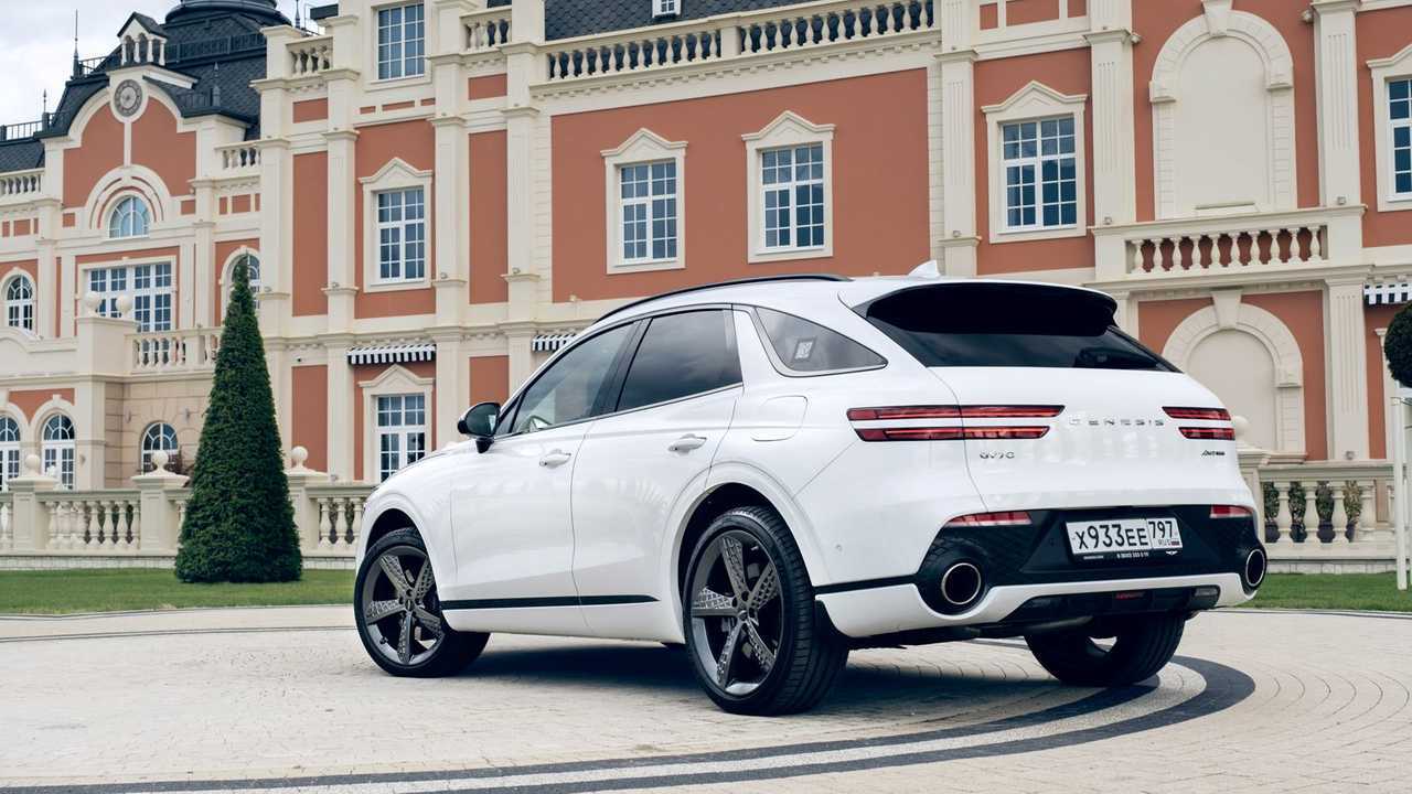 Genesis GV70 в три четверти сзади