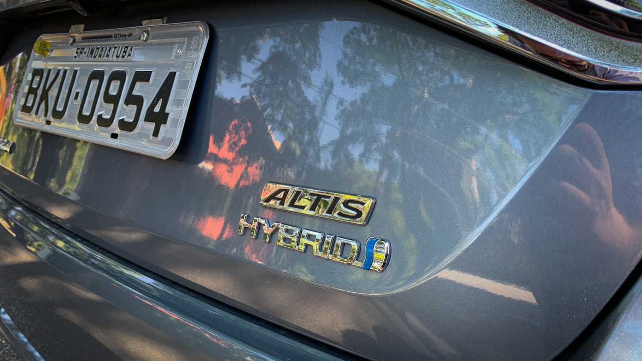 Toyota Corola Hybrid vs. Prius