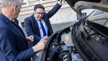 Opel Vivaro Hydrogen (2025): Tobias Gotthardt, Bayerischer Wirtschafts-Staatssekretär (rechts), und Lars Peter Thiesen, Brennstoffzellen-Fachmann bei Stellantis