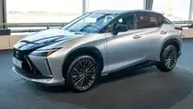Lexus RZ 550e 2025 vista dal vivo