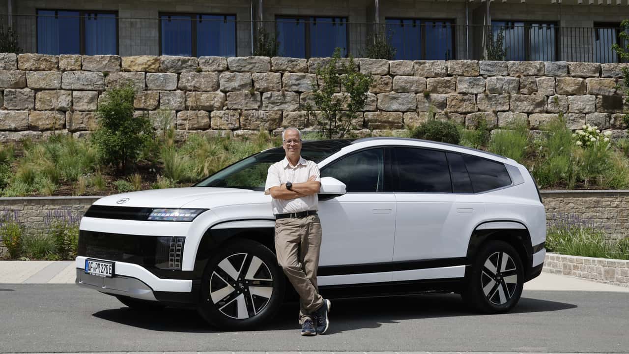 Hyundai Ioniq 9 Techniq in Weiß mit Autor Stefan Leichsenring