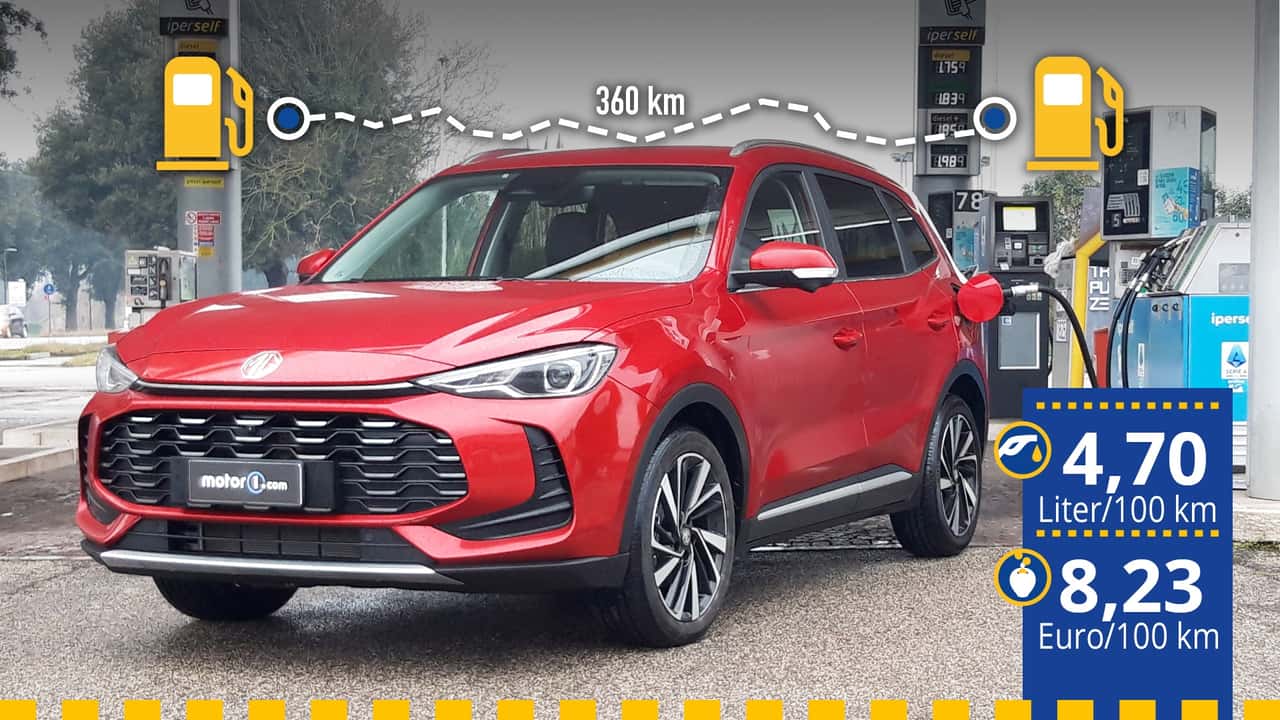 Der getestete MG ZS Hybrid+ an der Tankstelle