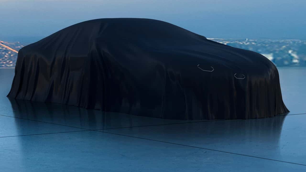 Alpine A110 als Elektroauto (verhüllt; Teaser vom Mai 2025
