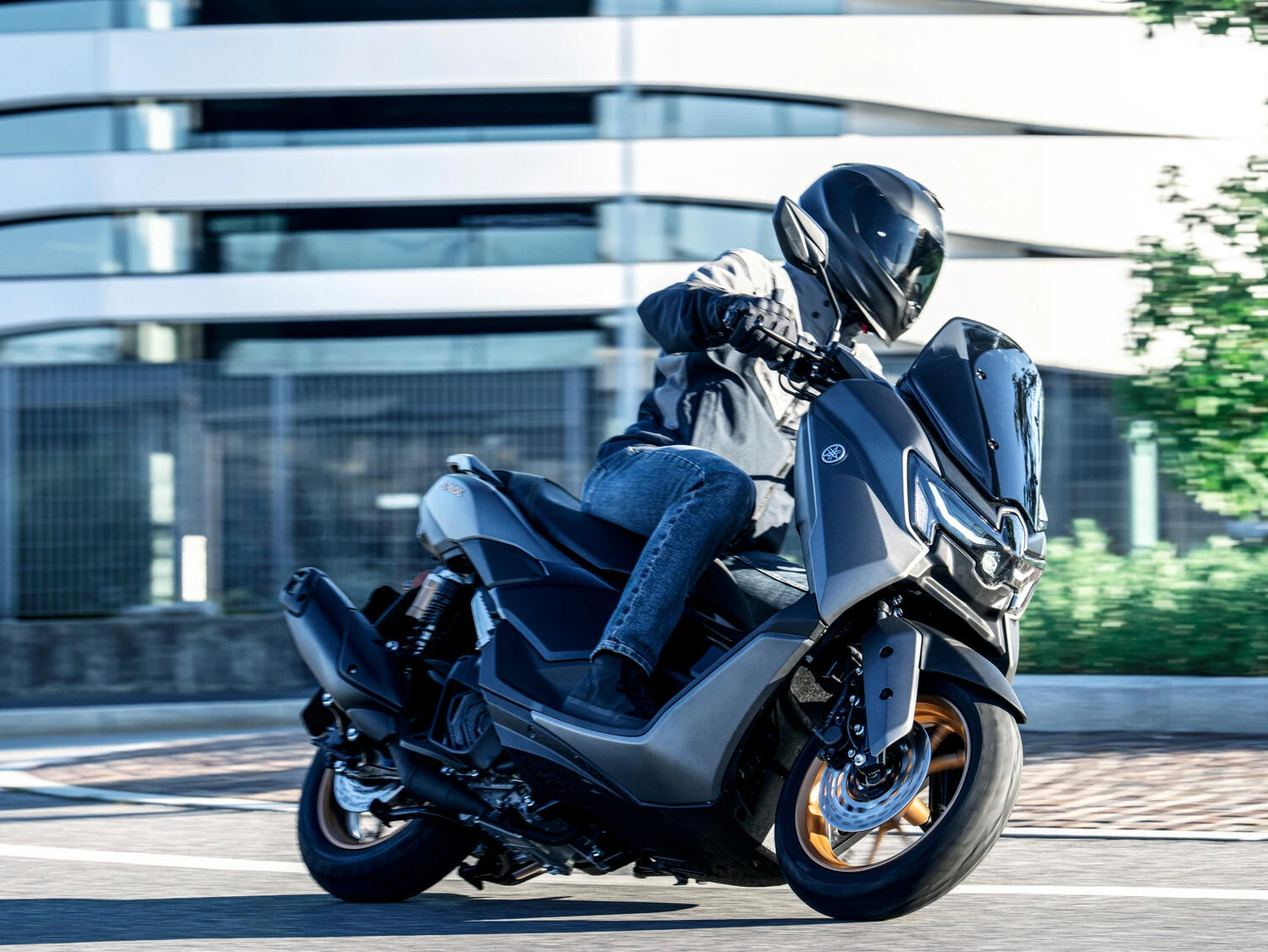 Yamaha NMax ganha painel com GPS e câmbio com modo manual na Europa