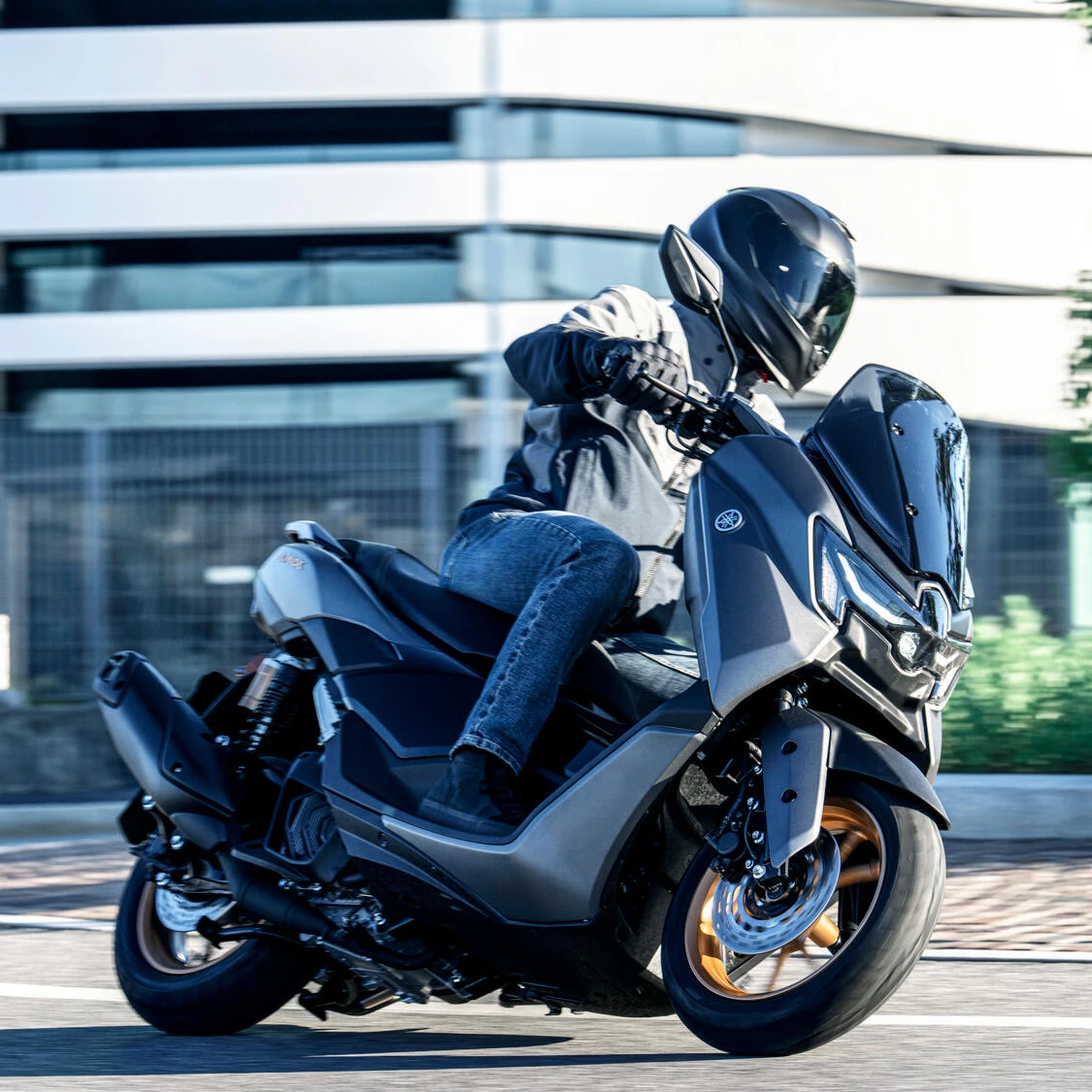 Yamaha NMax ganha painel com GPS e câmbio com modo manual na Europa
