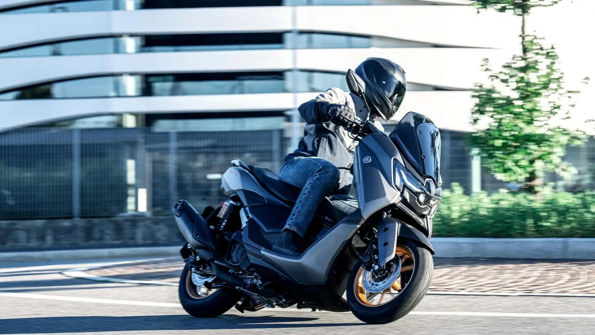 Yamaha NMax ganha painel com GPS e câmbio com modo manual na Europa