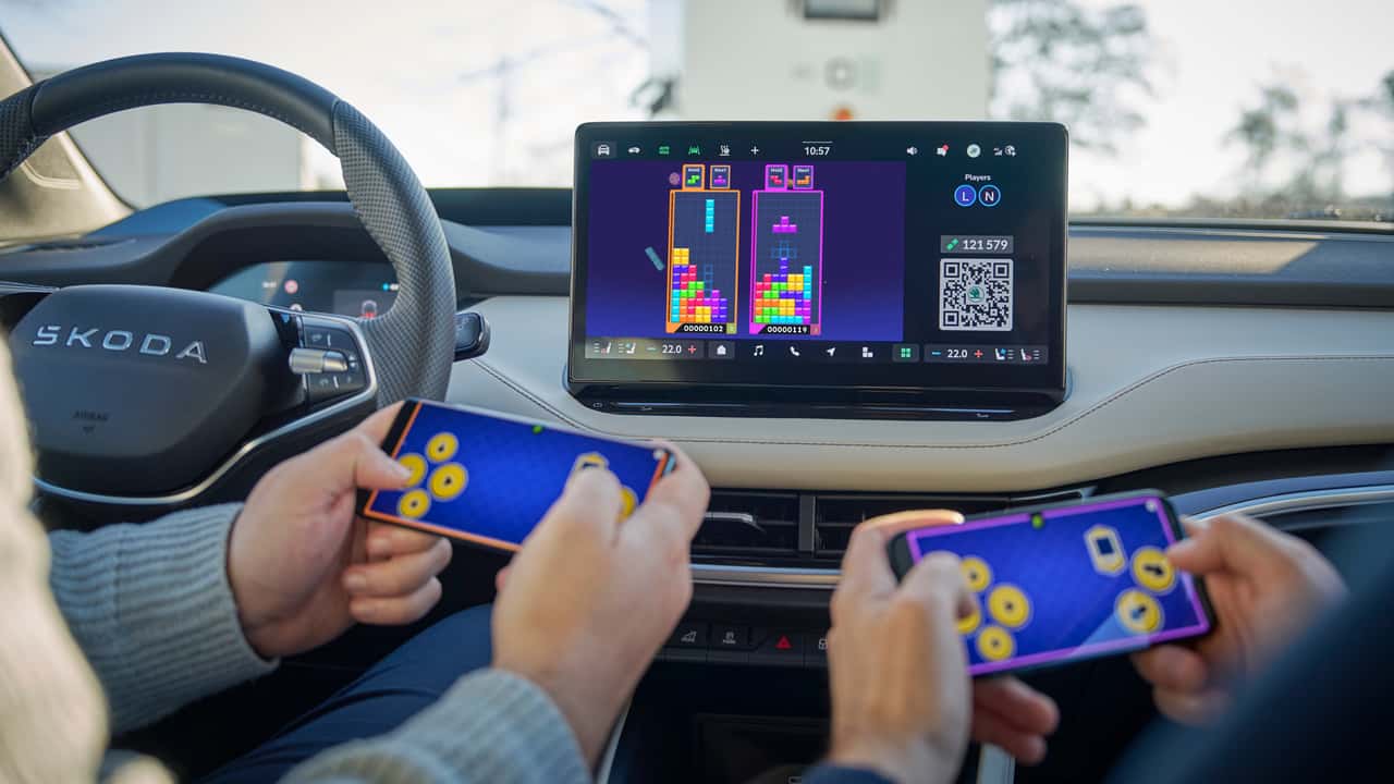 Tetris-Spiel in einem Elektro-Skoda mit Handys als Controller
