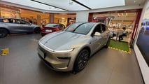 Tesla Model Y L Live Photos