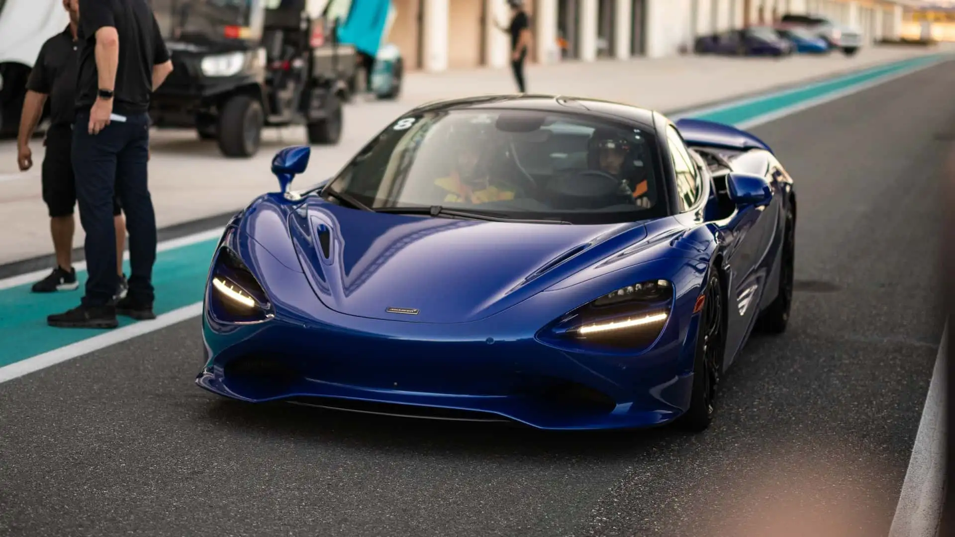 https://cdn.motor1.com/images/mgl/2N2jVx/s1/miami-f1-track-mclaren-750s.webp