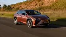 Lexus RZ 500e 2026 em movimento