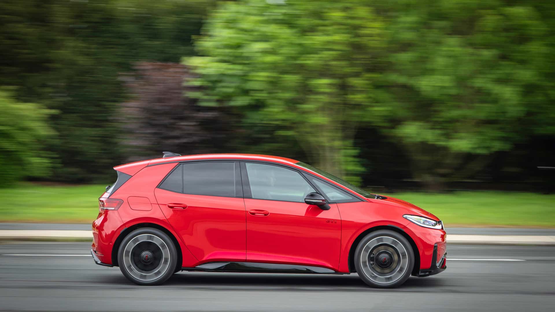 Volkswagen ID.3 GTI сбоку, видны 20-дюймовые диски